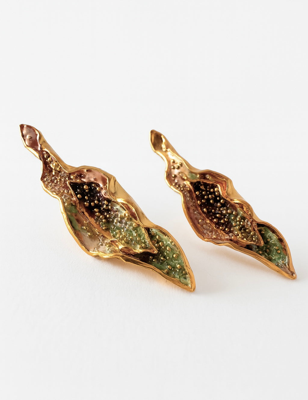 Par de Aretes Lechuga en bronce bañado en oro pintado a mano  en rust—con detalle de granulación de vidrio, sobre fondo blanco