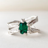 “Vista superior del anillo de plata esterlina con esmeralda de laboratorio y banda orgánica esculpida