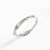 Vista diagonal del Anillo Nido en plata esterlina con diamante de laboratorio, resaltando su textura artesanal.