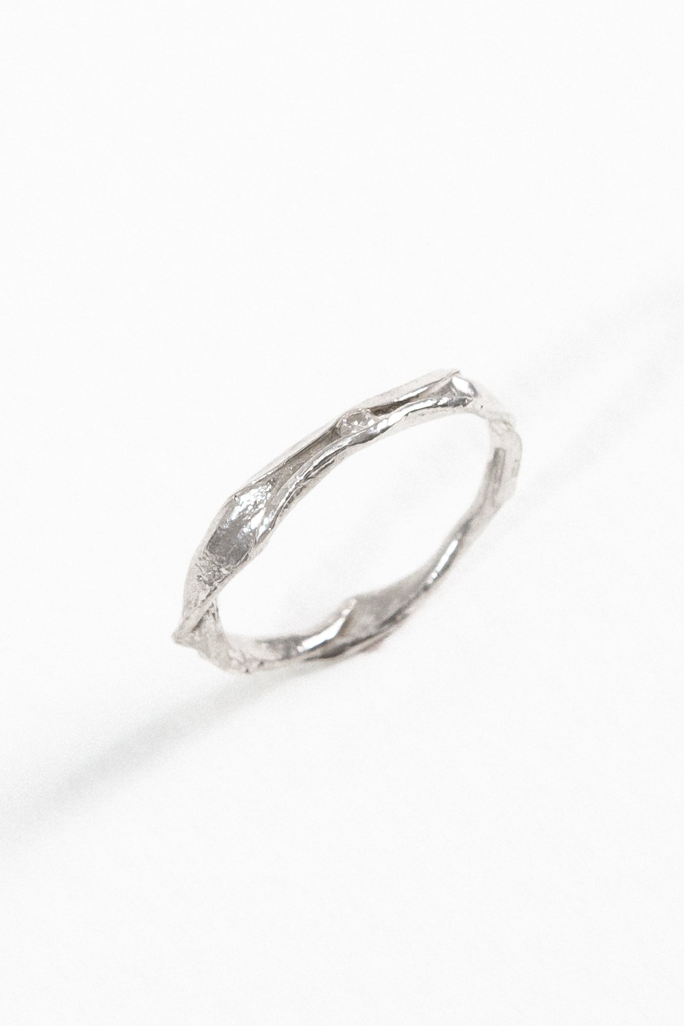 Vista diagonal del Anillo Nido en plata esterlina con diamante de laboratorio, resaltando su textura artesanal.