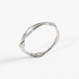 Perfil lateral del Anillo Nido artesanal en plata esterlina con diamante de laboratorio incrustado, sobre fondo blanco.