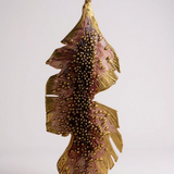 Arete Hojas de Plátano individual dispuesto verticalmente sobre fondo blanco, mostrando la variante en rust con granulación de vidrio en montura de bronce bañado en oro.