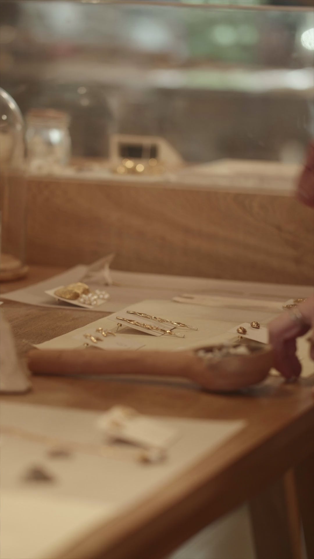 Video en primer plano de una pieza de joyería hecha a mano por CÂPÂ, que muestra la textura y la artesanía en movimiento.
