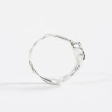 Vista posterior del Anillo Refugio en plata esterlina resaltando la banda circular texturizada sin la piedra visible.