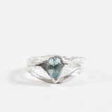 Anillo de plata esterlina con una piedra de aguamarina, mostrado de frente sobre fondo blanco.