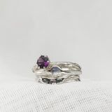 Anillo de amatista en plata esterlina combinado con dos bandas adicionales texturizadas de plata, sobre fondo blanco