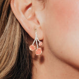 Primer plano de la modelo luciendo un Arete Agraz, mostrando su diseño botánico y acabado artesanal.