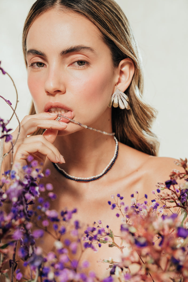 Retrato de modelo con Aretes Ala de Flor, diseño artístico inspirado en pétalos