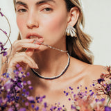Retrato de modelo con Aretes Ala de Flor, diseño artístico inspirado en pétalos