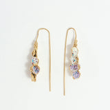 Aretes Azahar con forma botánica y acabado artesanal, presentados sobre fondo blanco.