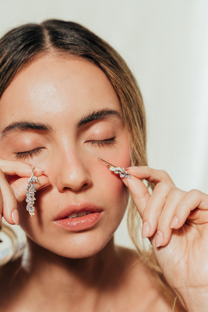 Primer plano de la modelo mostrando los Aretes Azahar en un ambiente suave y natural.