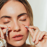 Primer plano de la modelo mostrando los Aretes Azahar en un ambiente suave y natural.