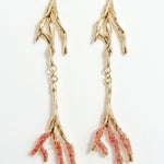 Aretes Raíz en bronce bañado en oro con puntas rojas texturizadas y granulación de vidrio, sobre fondo blanco.