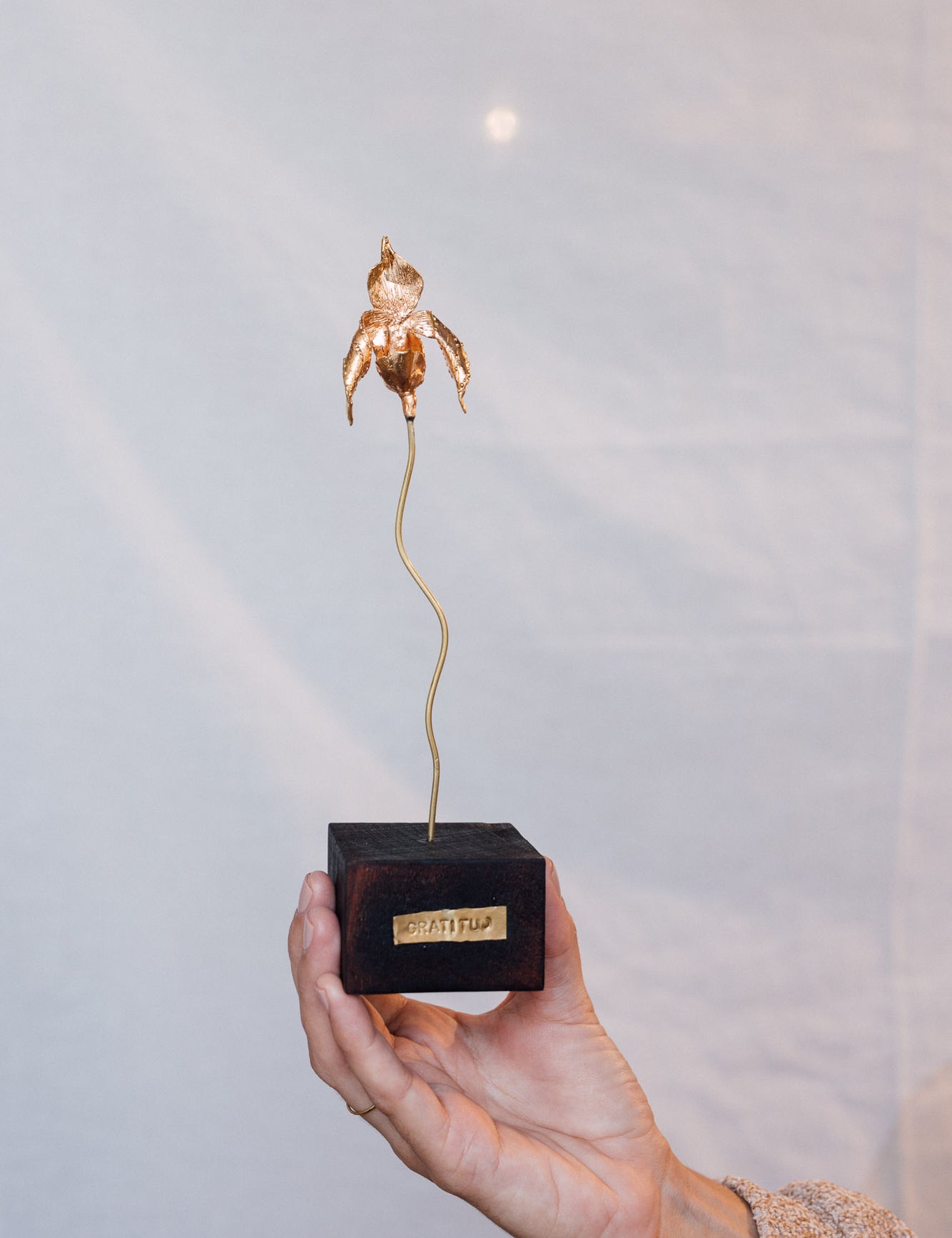 Escultura Orquídea Huánuco Base Negra