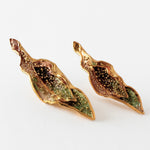 Par de Aretes Lechuga en bronce bañado en oro pintado a mano  en rust—con detalle de granulación de vidrio, sobre fondo blanco