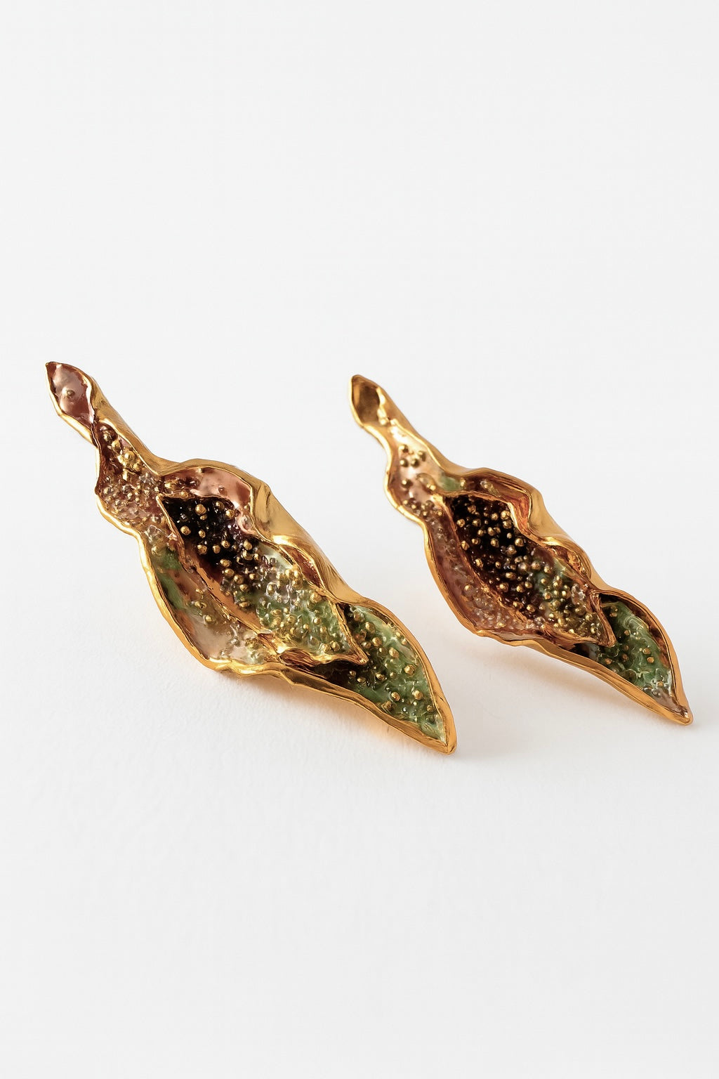 Par de Aretes Lechuga en bronce bañado en oro pintado a mano  en rust—con detalle de granulación de vidrio, sobre fondo blanco