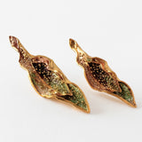 Par de Aretes Lechuga en bronce bañado en oro pintado a mano  en rust—con detalle de granulación de vidrio, sobre fondo blanco