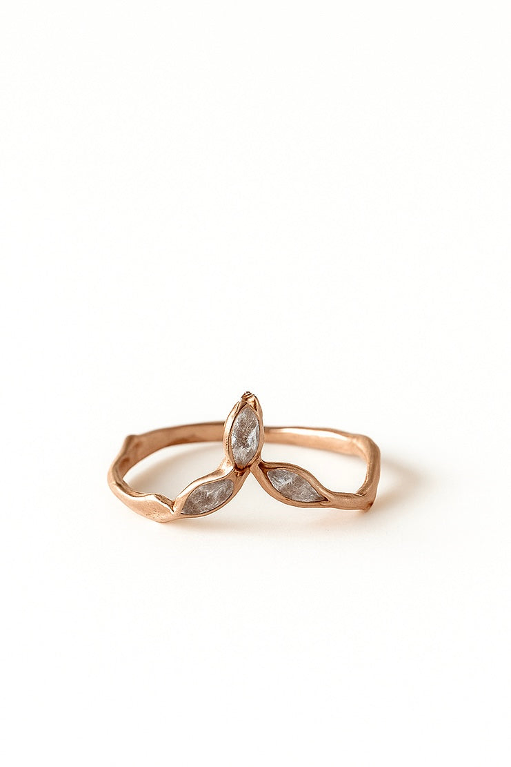 Anillo Marqueza de oro rosado 14k con circones corte marquesa sobre banda de diseño orgánico, visto de frente sobre fondo blanco.