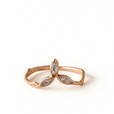 Anillo Marqueza de oro rosado 14k con circones corte marquesa sobre banda de diseño orgánico, visto de frente sobre fondo blanco.
