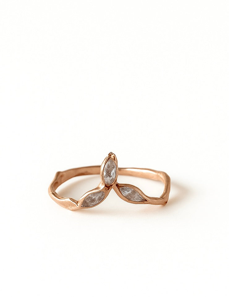 Anillo Marqueza de oro rosado 14k con circones corte marquesa sobre banda de diseño orgánico, visto de frente sobre fondo blanco.