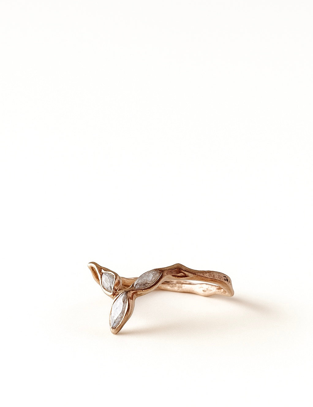 Vista superior del anillo Marqueza en oro rosado con circones, resaltando su diseño asimétrico de líneas orgánicas.