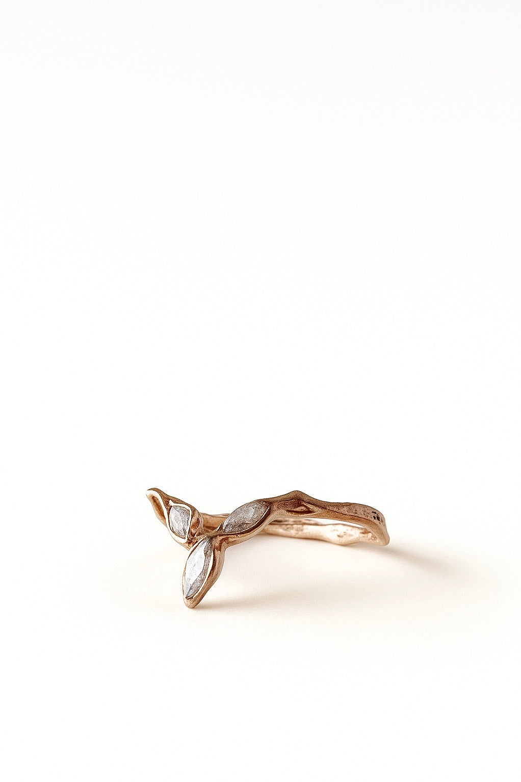 Vista superior del anillo Marqueza en oro rosado con circones, resaltando su diseño asimétrico de líneas orgánicas.