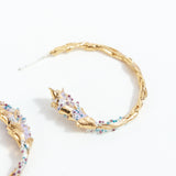 Detalle cercano de la Candonga Espiga lavanda, mostrando pintura artesanal y granulación de vidrio en tonos lilas y turquesa.