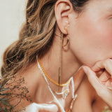 Detalle cercano de la Candonga Espiga llevada por la modelo, destacando la forma orgánica y el carácter artesanal de la pieza.