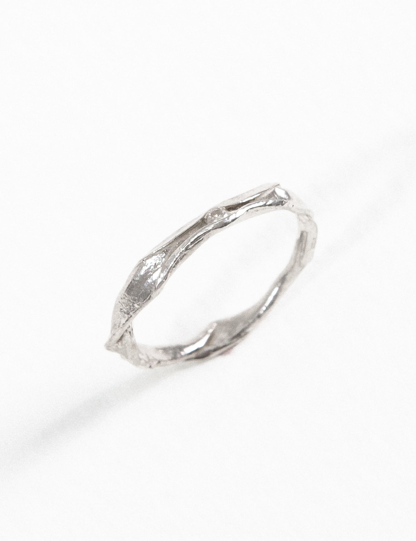 Vista diagonal del Anillo Nido en plata esterlina con diamante de laboratorio, resaltando su textura artesanal.