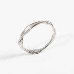 Perfil lateral del Anillo Nido artesanal en plata esterlina con diamante de laboratorio incrustado, sobre fondo blanco.